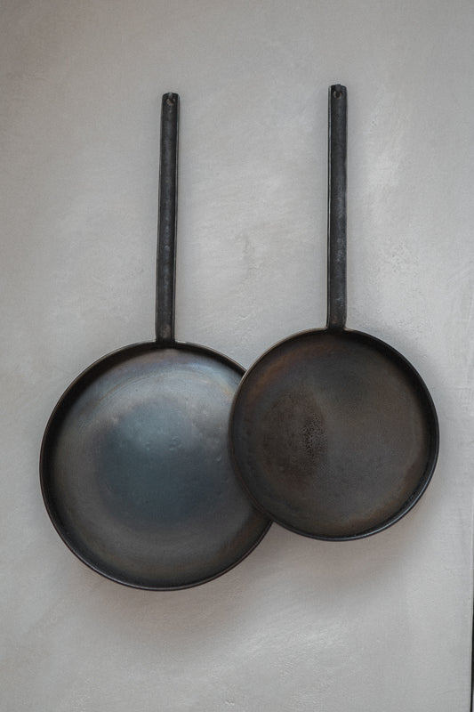 Handgemachte Bratpfanne aus Eisen, geschmiedet, platzsparend, nachhaltig, regional aus Bayern, roh, Kochen, Gastro, Küche, front klein und mittel